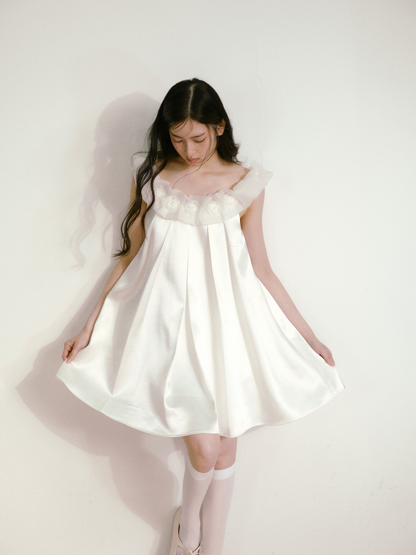 White satin glossy three-dimensional pleated dress cloud collar three-dimensional flower baby dress R5168