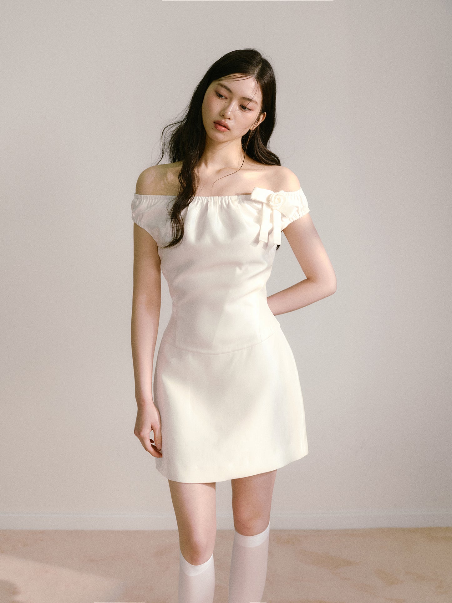 White silk satin elastic one-shoulder bow waisted girlish dress R5171
