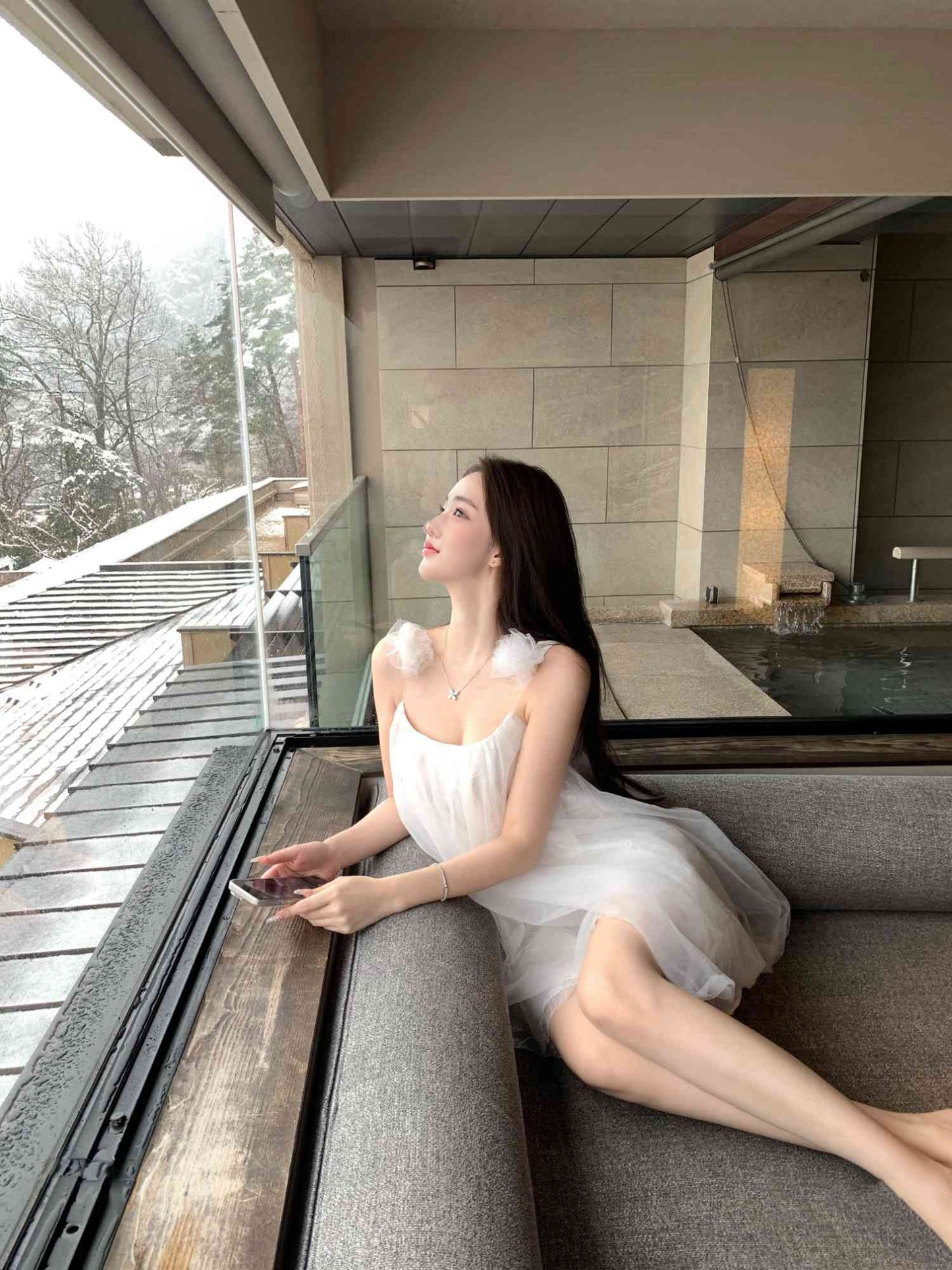 Gentle temperament white suspender dress 2025 new beautiful loose bud short skirt R0777