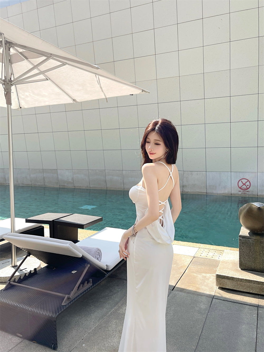 Sexy white hollow suspender dress with elegant waist and slim fit R0598