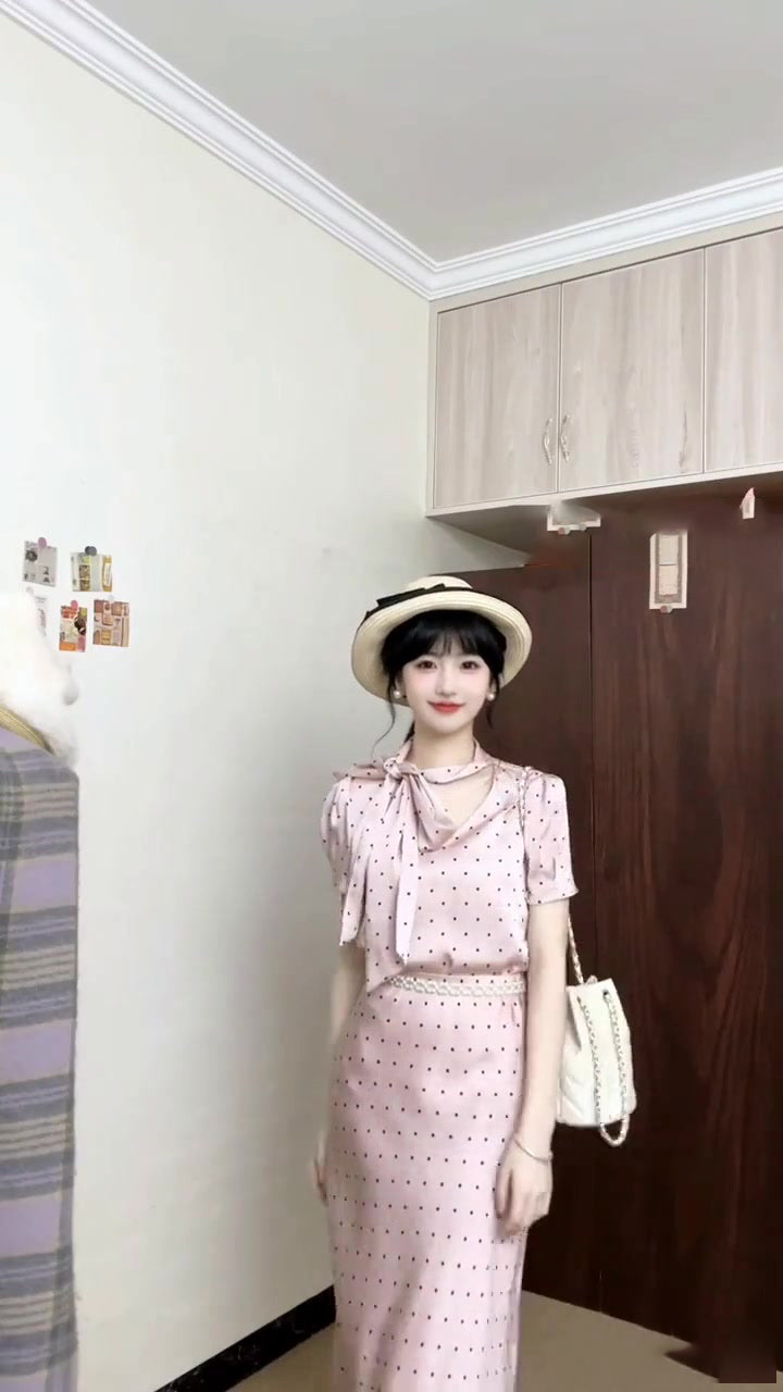 Wear a gentle and elegant pink polka dot long-sleeved shirt and skirt two-piece suit R0897