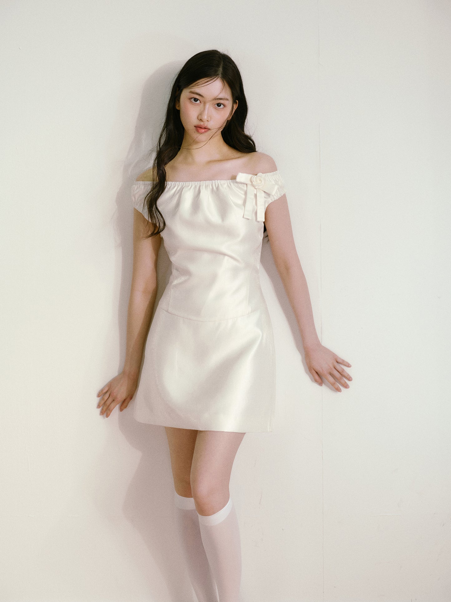White silk satin elastic one-shoulder bow waisted girlish dress R5171