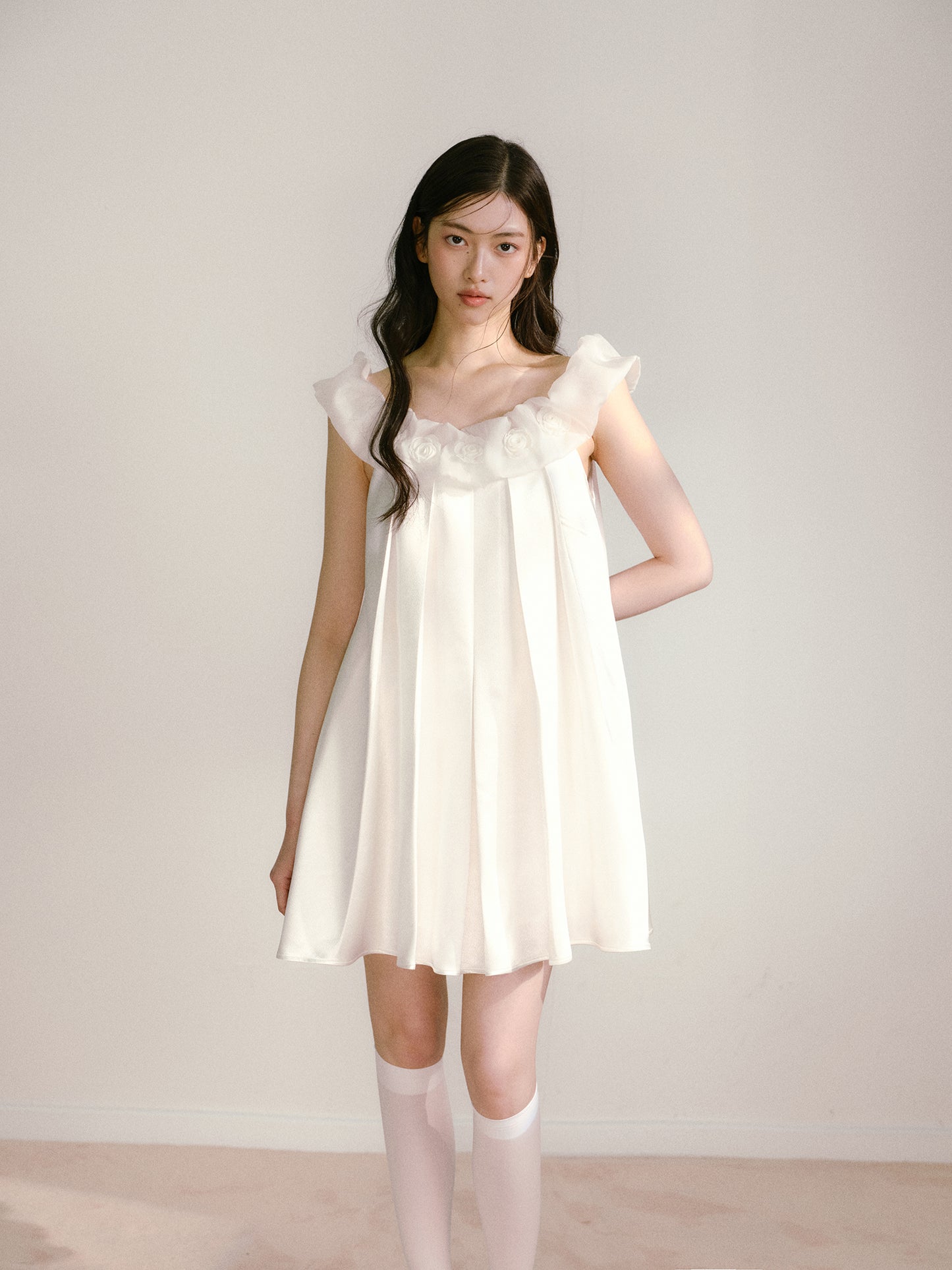 White satin glossy three-dimensional pleated dress cloud collar three-dimensional flower baby dress R5168