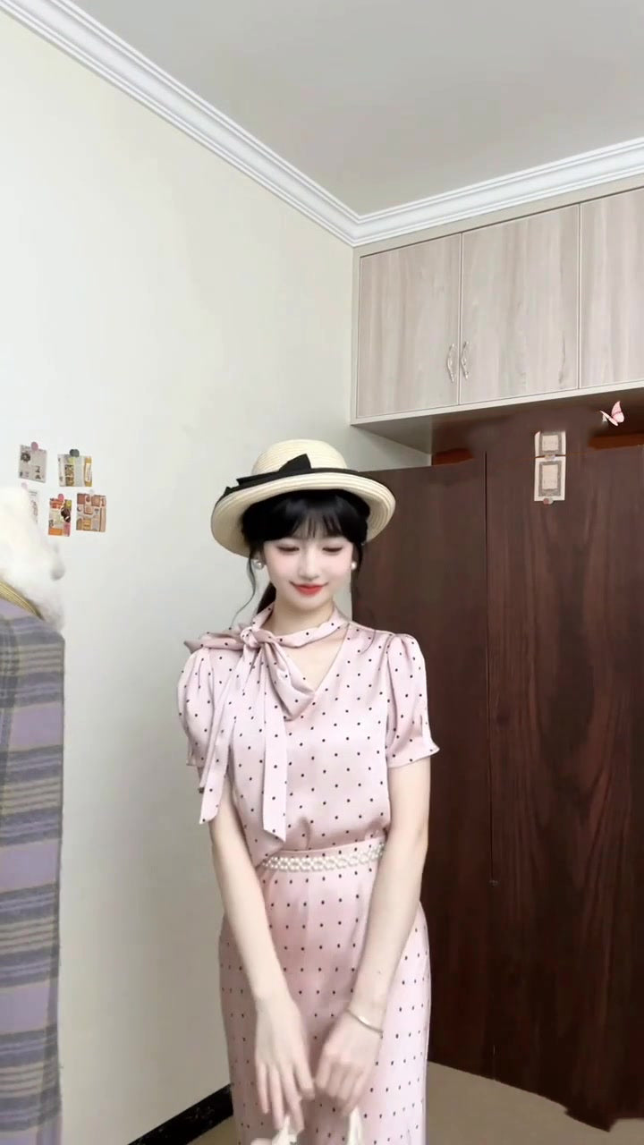 Wear a gentle and elegant pink polka dot long-sleeved shirt and skirt two-piece suit R0897