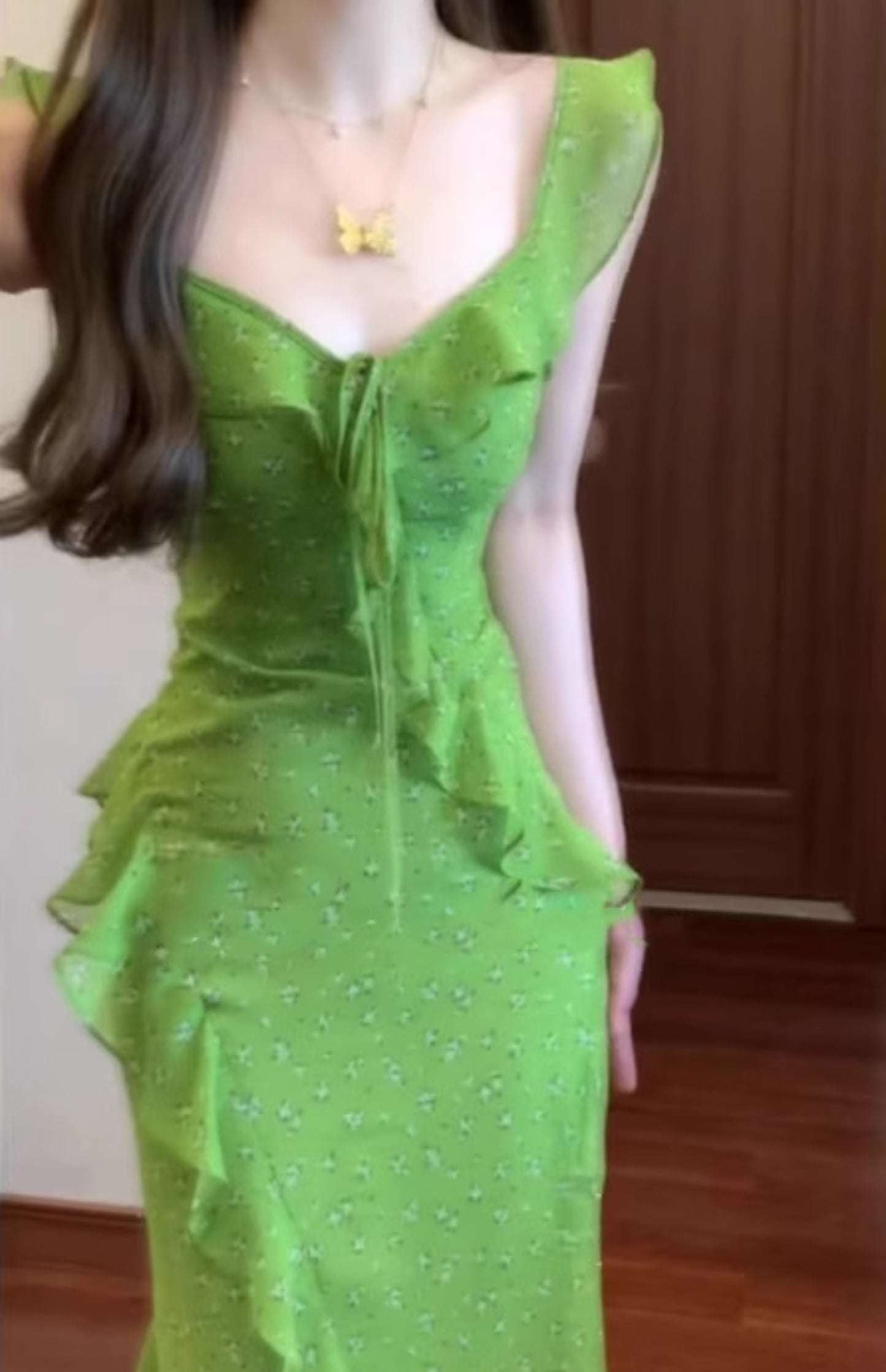 Green floral suspender dress with ruffles and gentle waist and hip skirt R0621