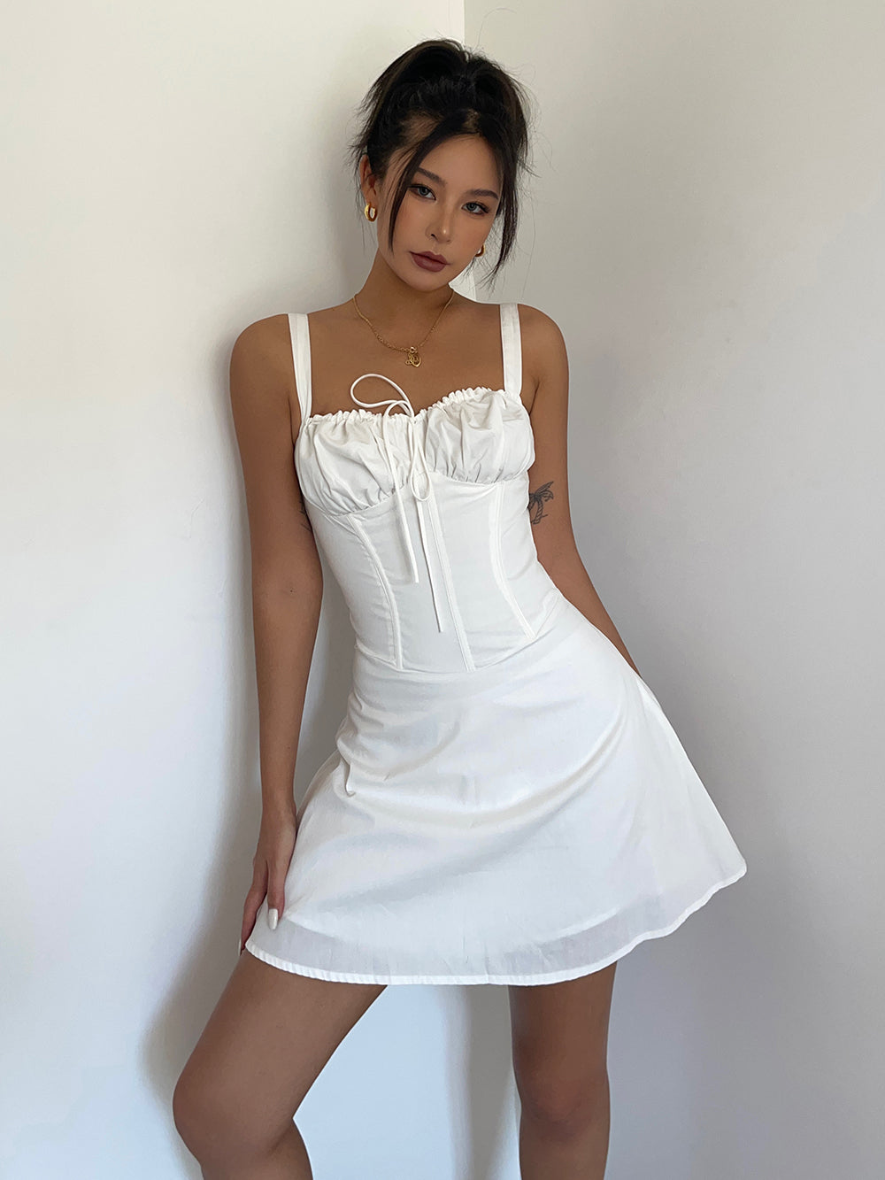 Sexy lace-up tube top suspender dress with design and slim waist and fishbone strappy short skirt R3049