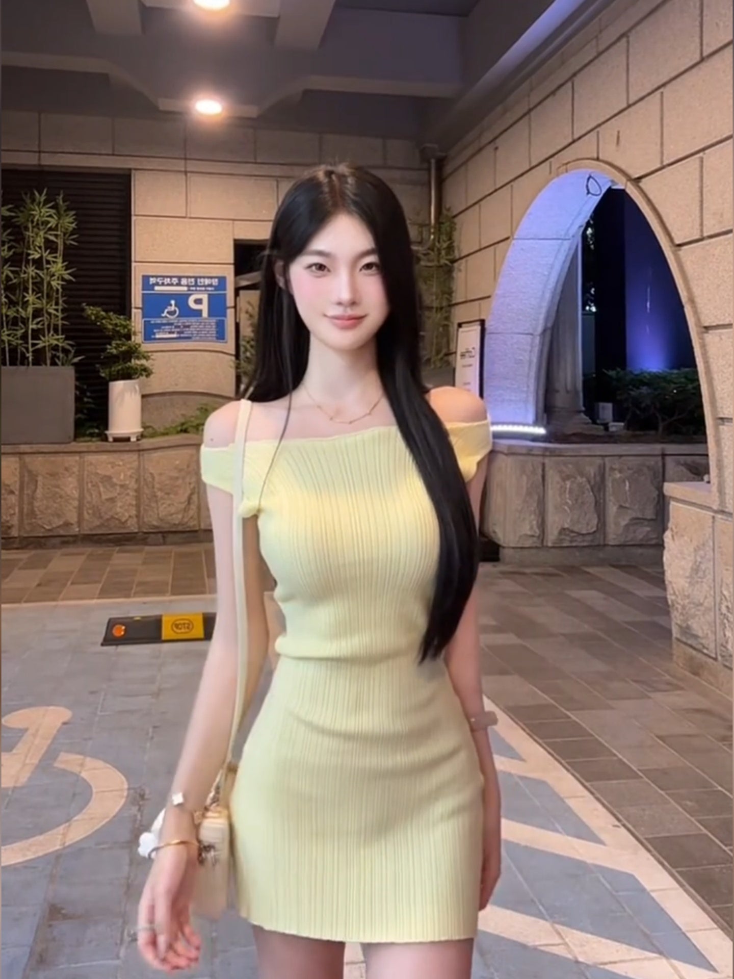 French yellow one-shoulder knitted dress for women in summer, slim waist and hip short skirt R3598