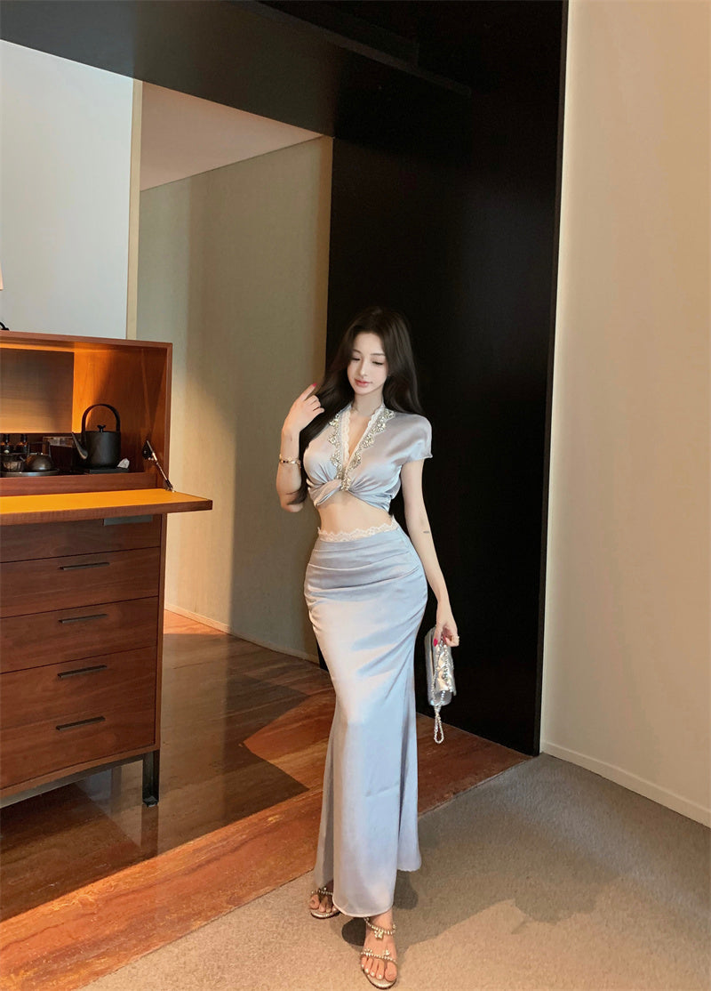 A blue V-neck short-sleeved top and skirt with a sense of luxury R0841