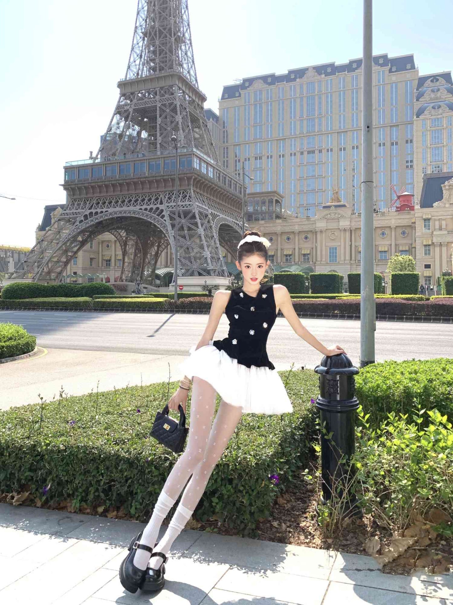 Black sleeveless vest dress with unique temperament and waist A-line puffy skirt R0556