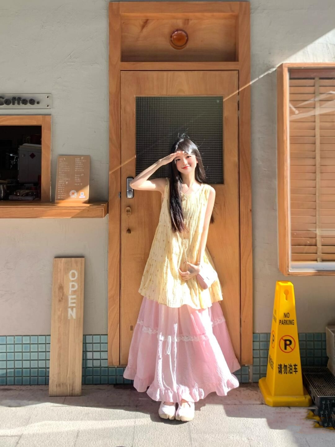 Small fresh floral sleeveless top with pink skirt to match a complete set R0550