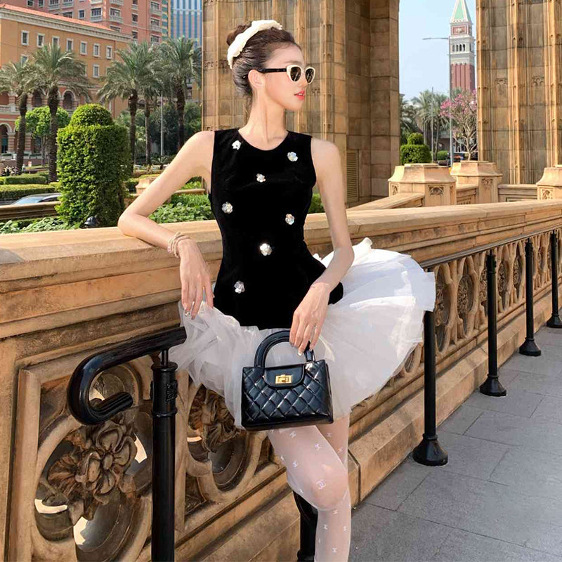 Black sleeveless vest dress with unique temperament and waist A-line puffy skirt R0556
