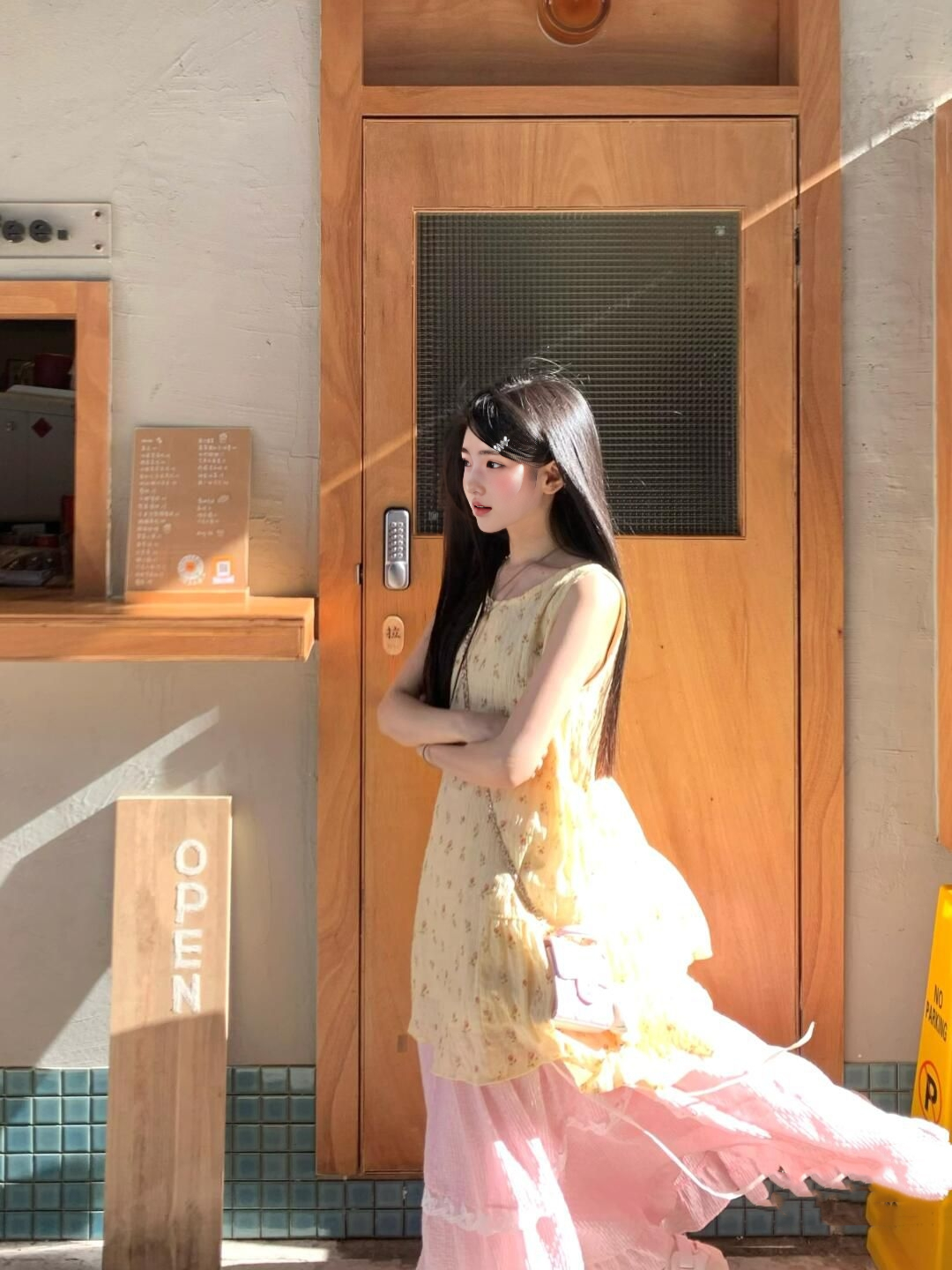 Small fresh floral sleeveless top with pink skirt to match a complete set R0550