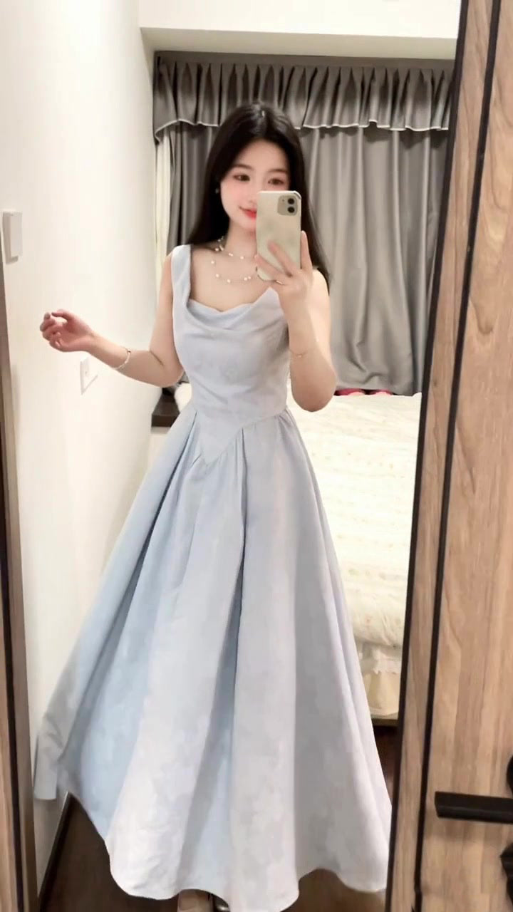 Blue jacquard suspender dress with a slender neckline and a fluffy long skirt. R0524