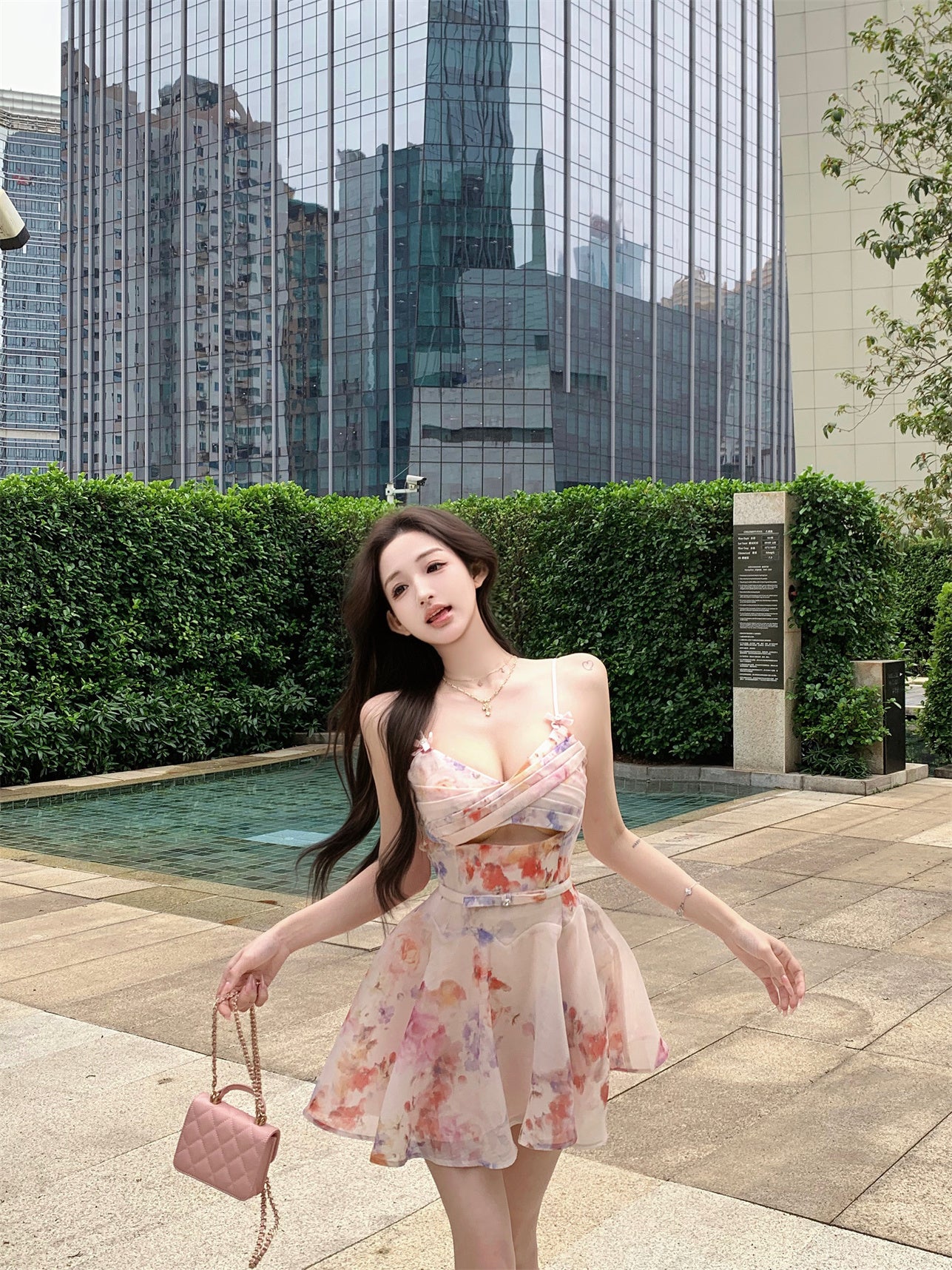 V-neck floral dress with hollow suspenders, beautiful small skirt R0586