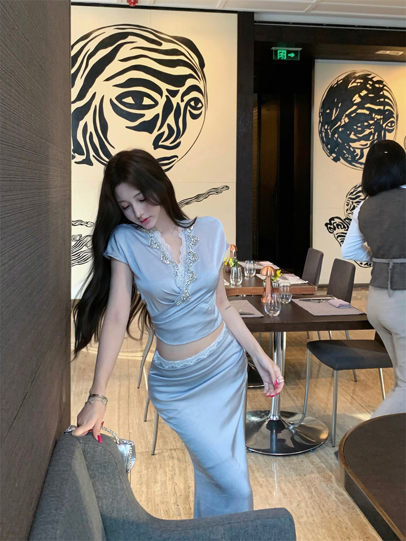 A blue V-neck short-sleeved top and skirt with a sense of luxury R0841