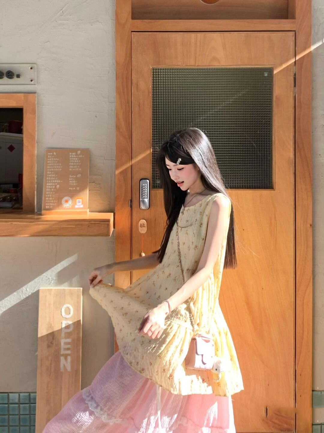 Small fresh floral sleeveless top with pink skirt to match a complete set R0550