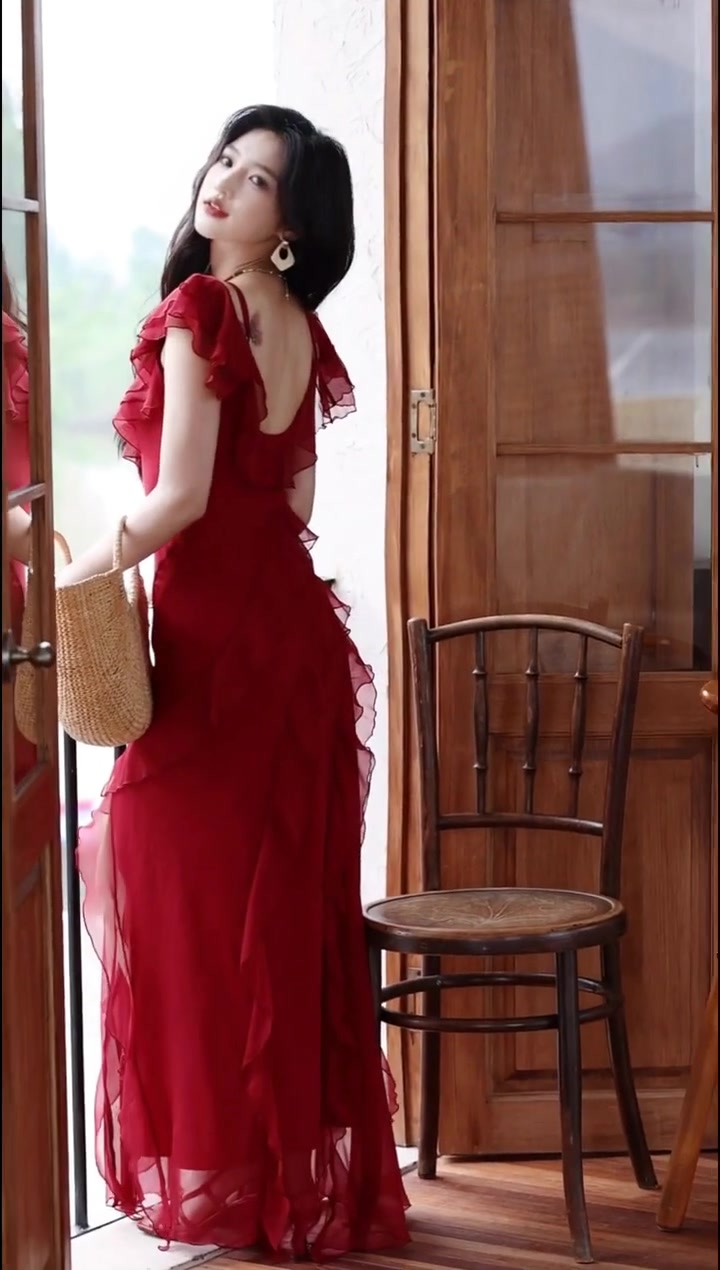 Retro red one-shoulder suspender dress high-end temperament beach dress R0774