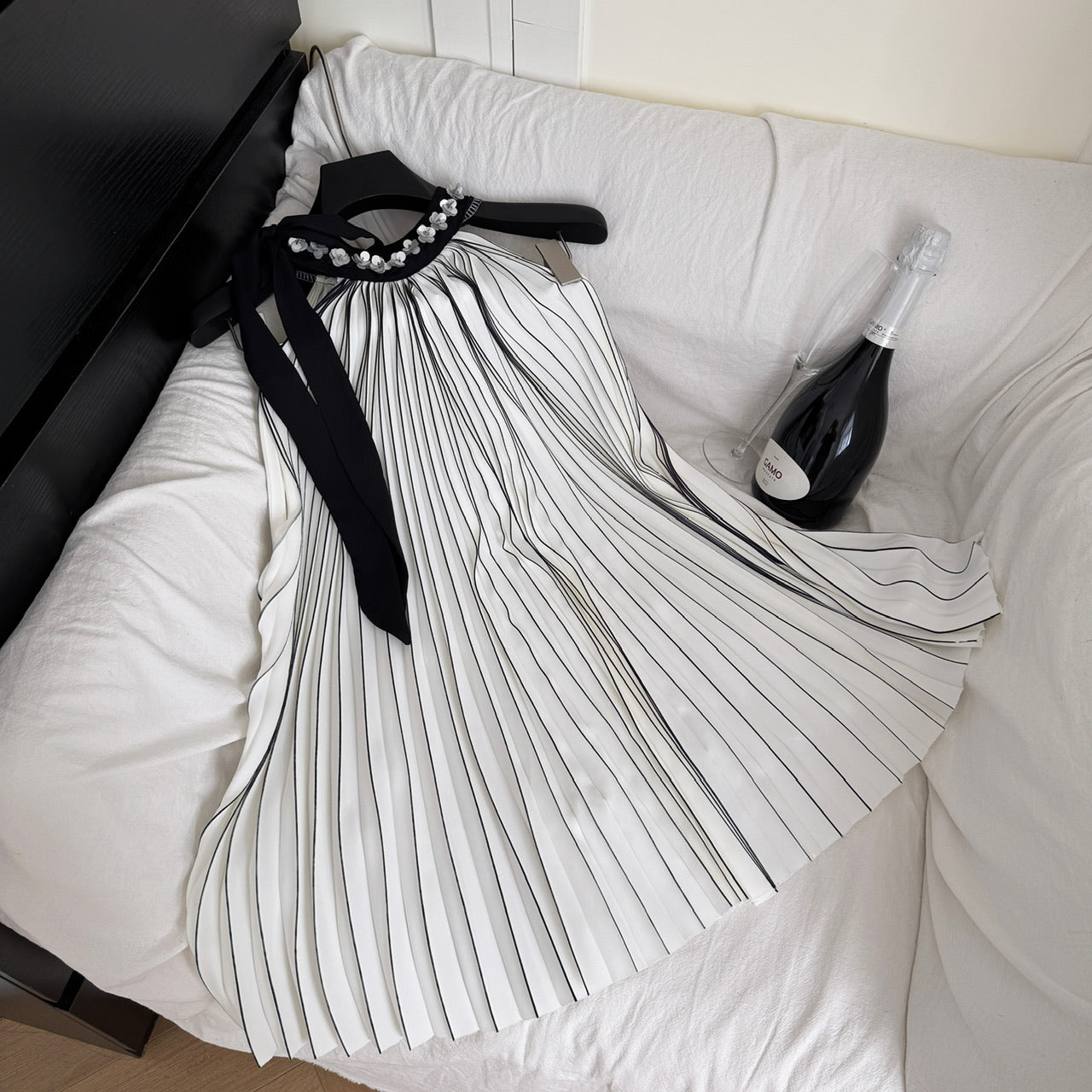 Chanel halter neck top with off-shoulder design makes you look slim and young, elegant and classy R2042