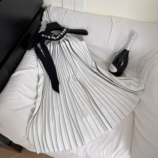 Chanel halter neck top with off-shoulder design makes you look slim and young, elegant and classy R2042