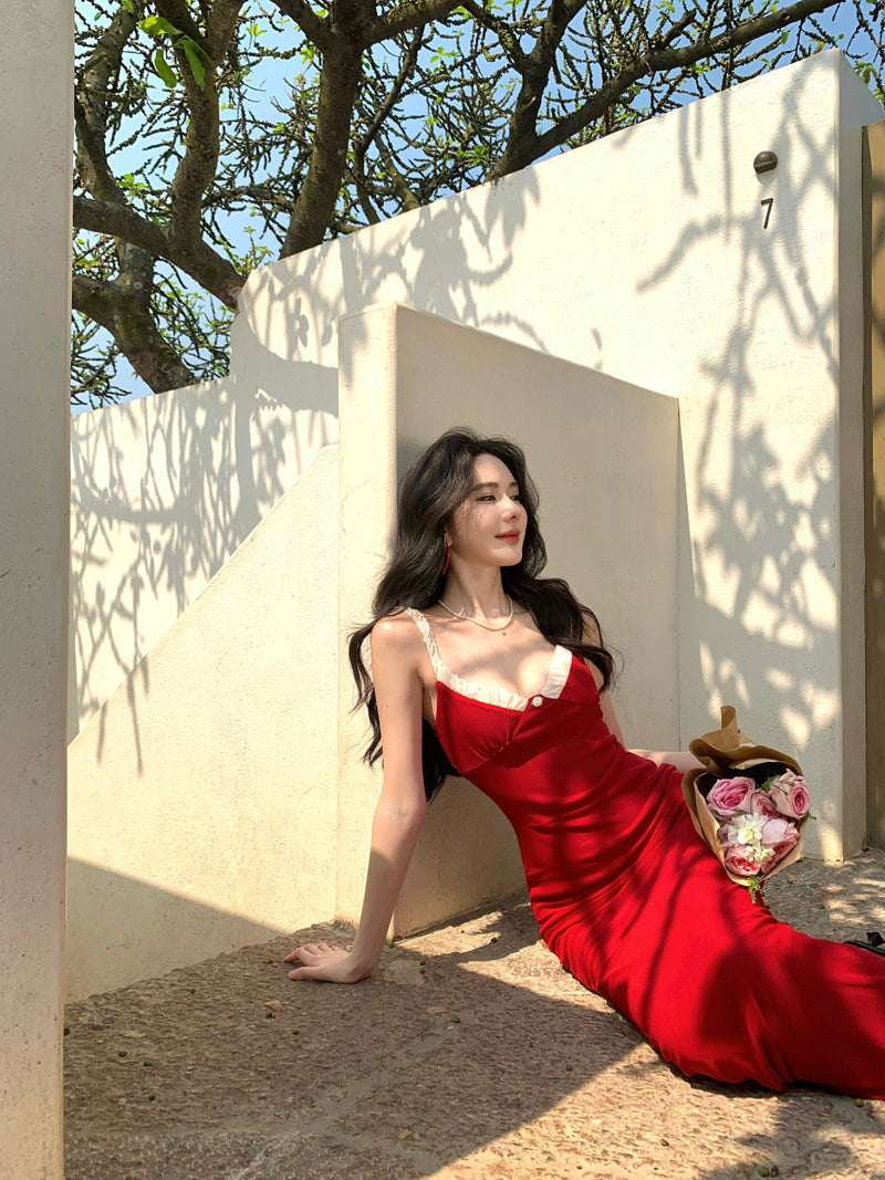 Retro red suspender dress 2025 new holiday style temperament figure waist hip skirt R0722