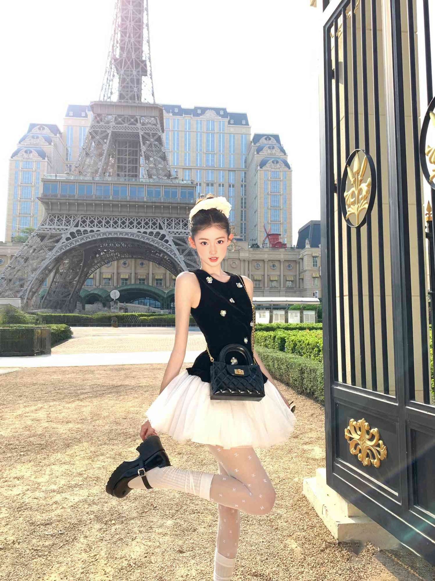 Black sleeveless vest dress with unique temperament and waist A-line puffy skirt R0556