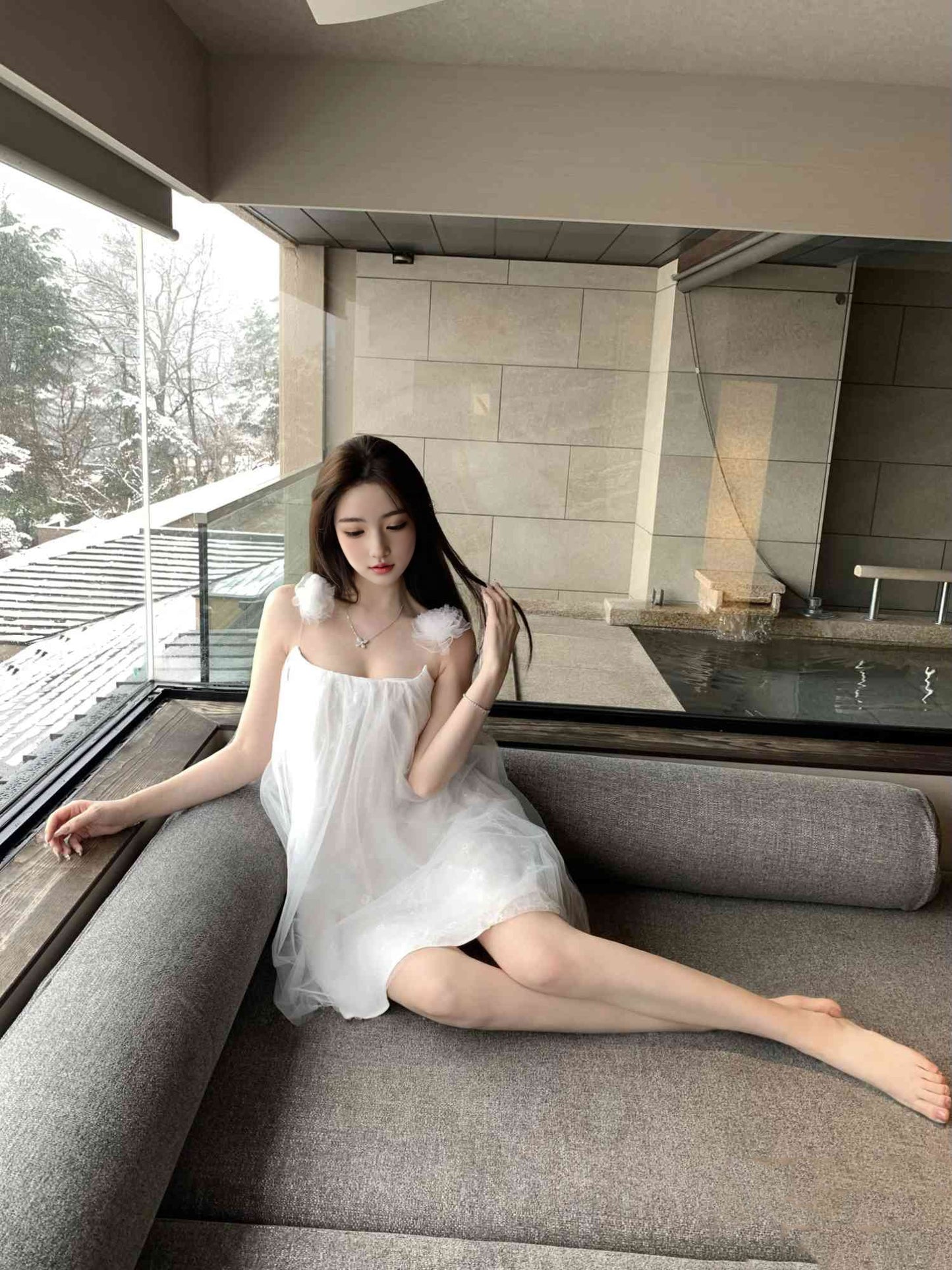 Gentle temperament white suspender dress 2025 new beautiful loose bud short skirt R0777