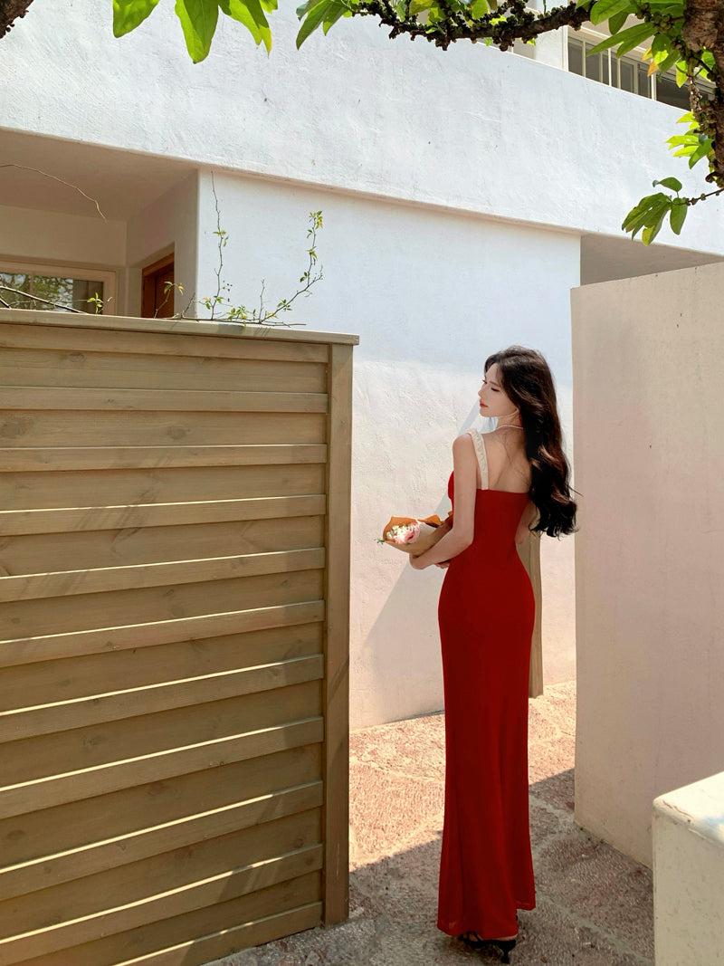 Retro red suspender dress 2025 new holiday style temperament figure waist hip skirt R0722