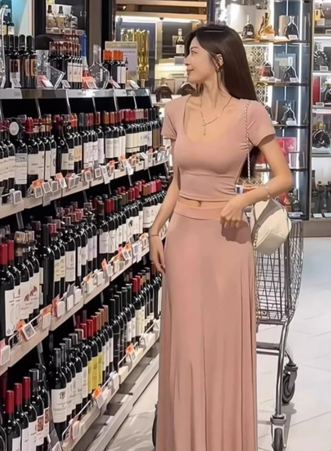 Pure desire style U-neck straight shoulder T-shirt 2025 temperament A-line skirt suit R1396