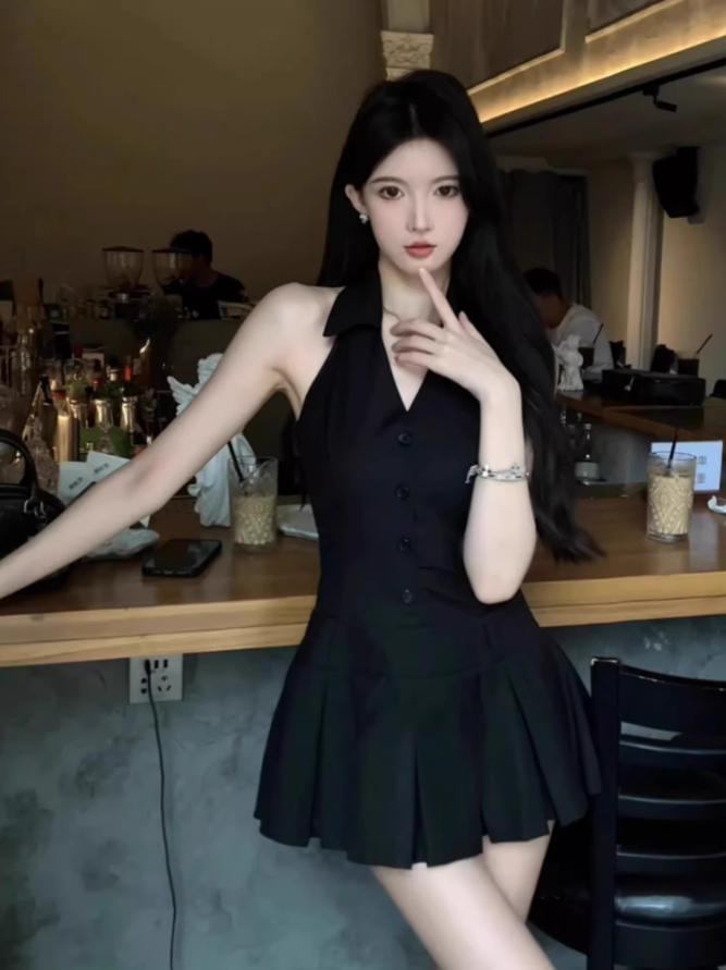 Sweet and spicy design sleeveless halter dress 2025 pure desire waist pleated short skirt R1136