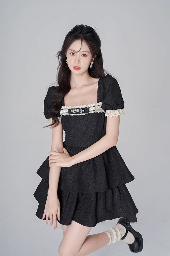 Retro jacquard French dress for women with square collar and lace trim, summer puff sleeves, black slim short skirt R4117