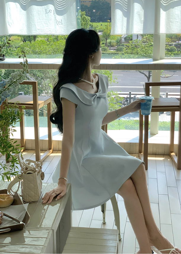 Light blue bow dress with short sleeves, slim waist and elegant short skirt R4419