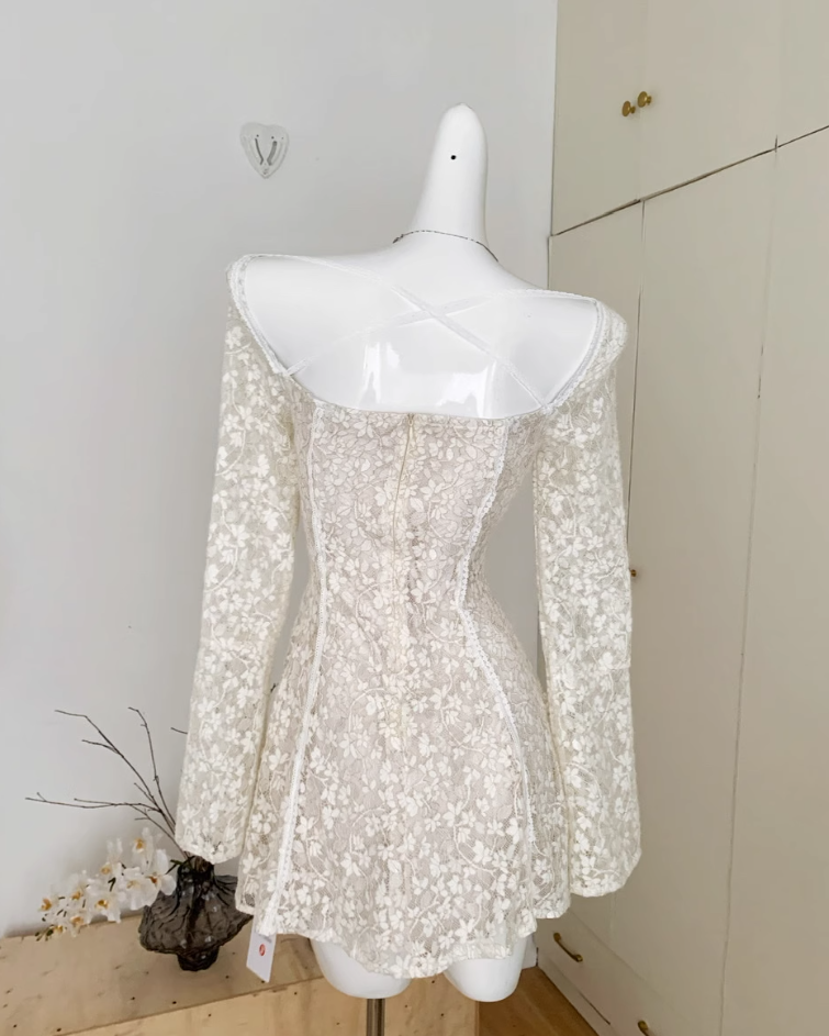 High-grade low-cut white heavy lace trumpet sleeve short long-sleeved dress R2025