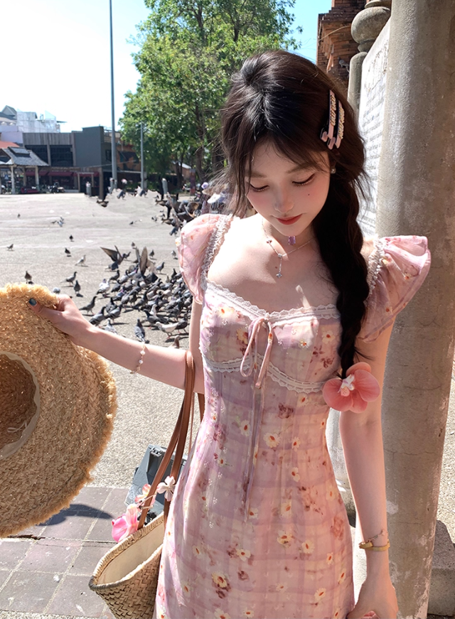 This summer French retro dress with a printed square collar and small flying sleeves is a slimming and form-fitting dress for women R4787