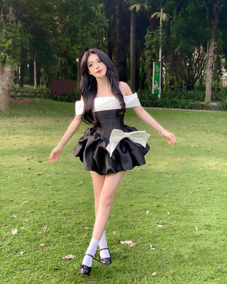 Black short skirt with suspenders, white neckline, one shoulder, slim waist and flower bud skirt, homecoming dress R4025