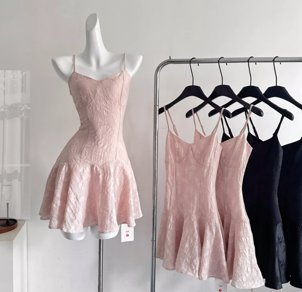 Women's suspender dress with stylish v-neck and slim waist R2049