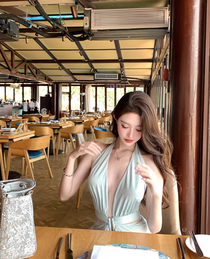 Blue V-neck hollow sleeveless halter dress waist banquet dress R0562