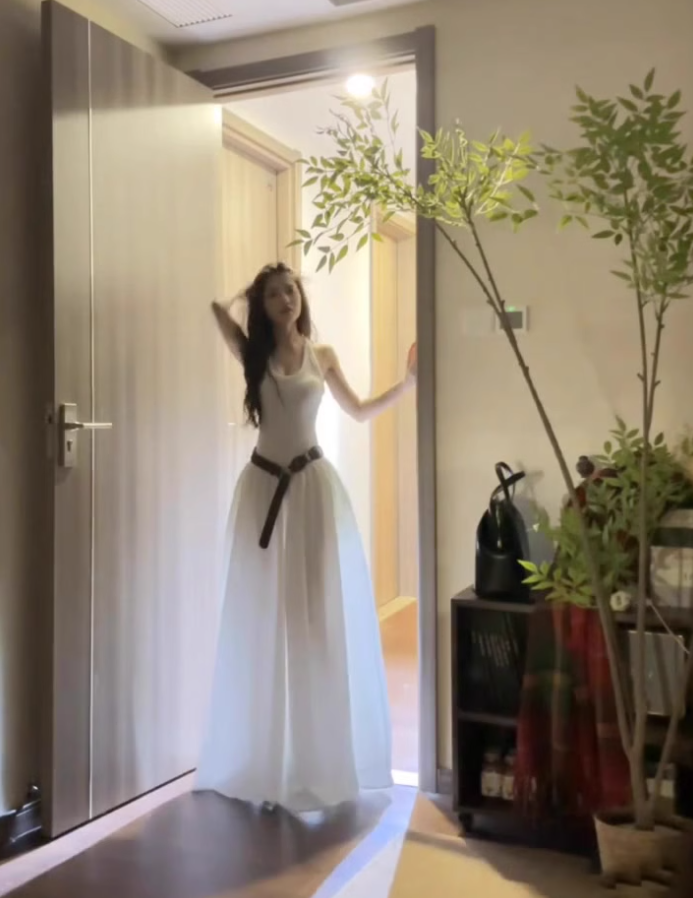 Hot girl wears white sleeveless halter dress with elegant and high-end waist A-line puffy long skirt R0418