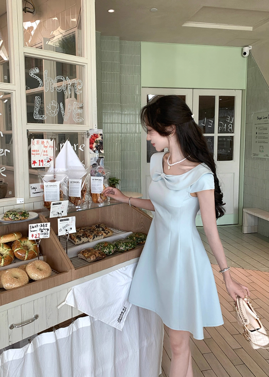 Light blue bow dress with short sleeves, slim waist and elegant short skirt R4419