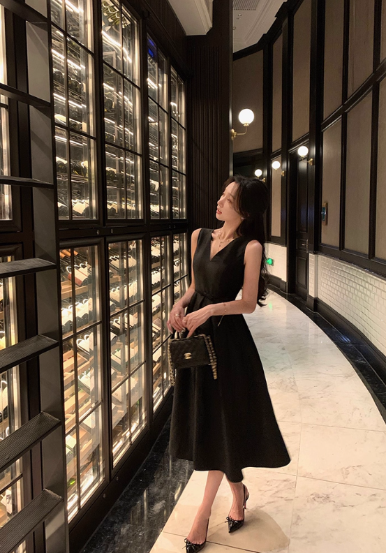 French black V-neck sleeveless dress summer retro Hepburn style waist slimming little black dress R4256