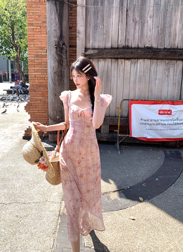 This summer French retro dress with a printed square collar and small flying sleeves is a slimming and form-fitting dress for women R4787