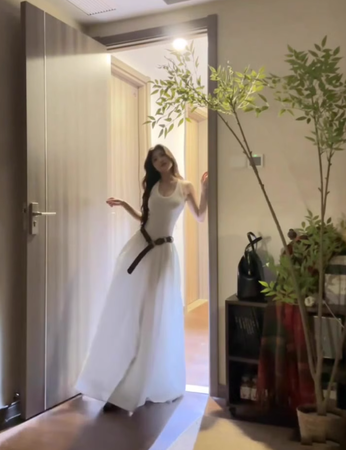 Hot girl wears white sleeveless halter dress with elegant and high-end waist A-line puffy long skirt R0418