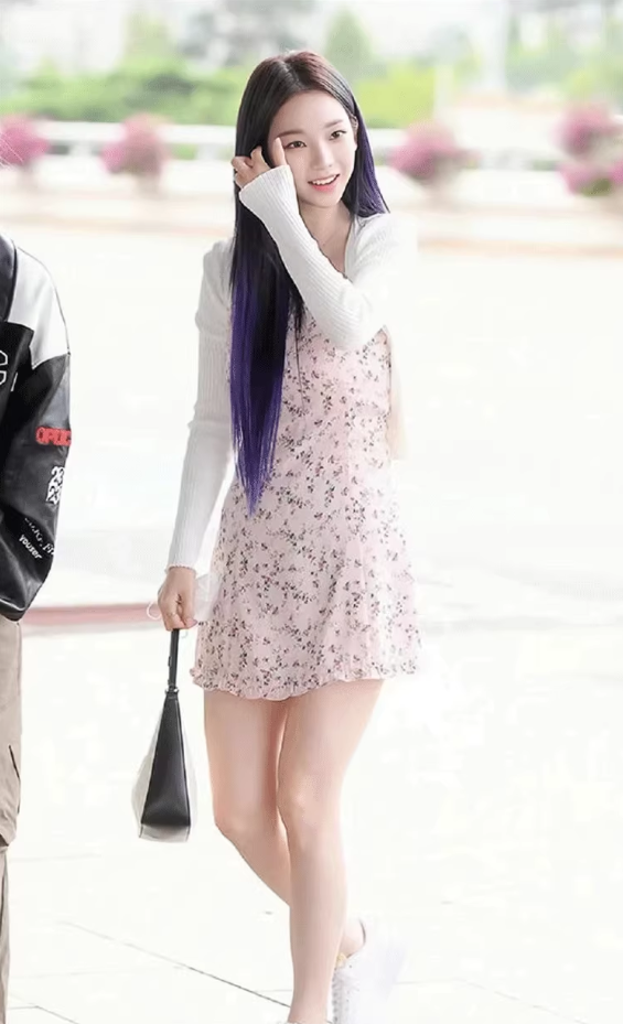 The same style as the stars, the petite and elegant girl's floral suspender dress R2923