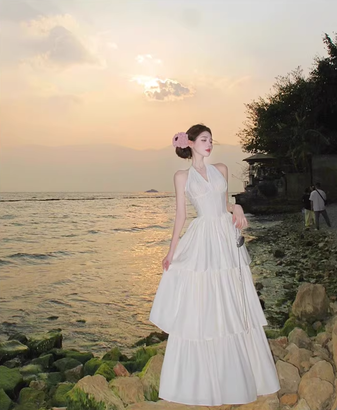 V-neck halter dress with beautiful waist and atmosphere R0600