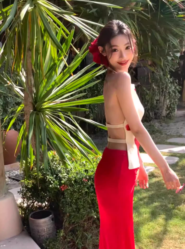 Backless halter neck top 2025 hip-wrapped holiday maxi skirt suit R1397