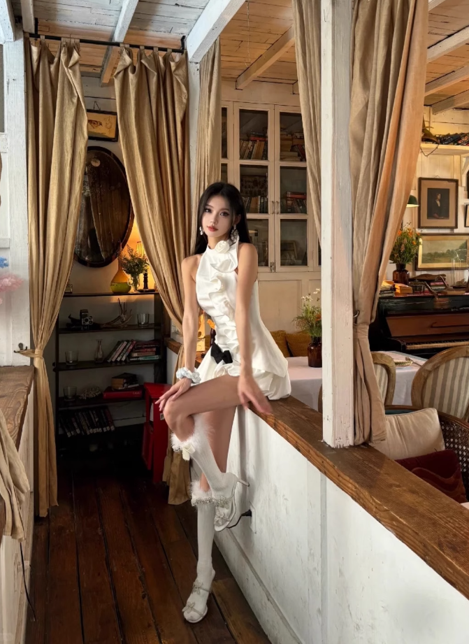 Subtle sexy set with white ruffled edge and pleated neck top, flower bud shorts, two-piece set, homecoming dress R2989