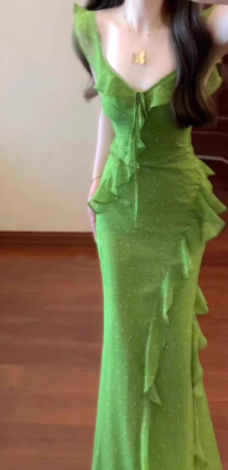 Green floral suspender dress with ruffles and gentle waist and hip skirt R0621