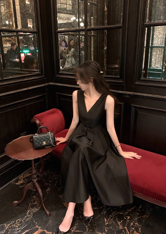 French black V-neck sleeveless dress summer retro Hepburn style waist slimming little black dress R4256