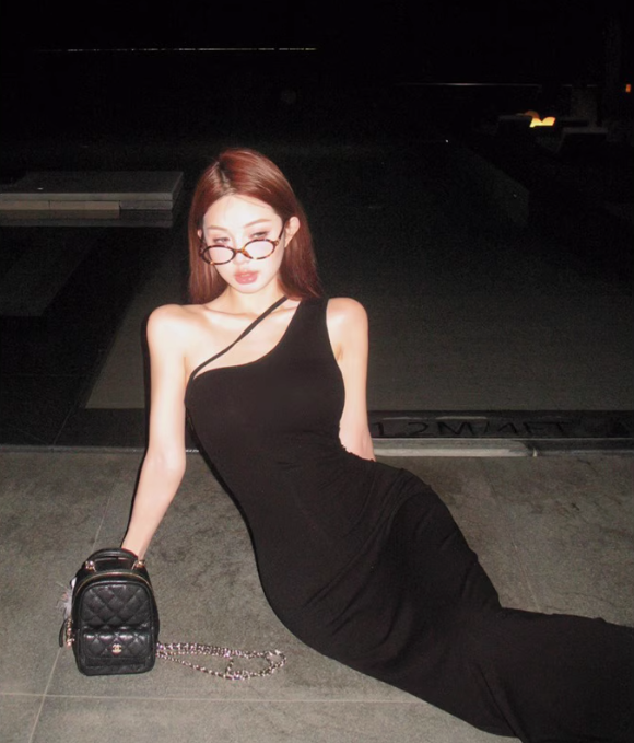 Sexy tight suspender dress with slim waist and off-shoulder hip-wrapped mid-length skirt R1506