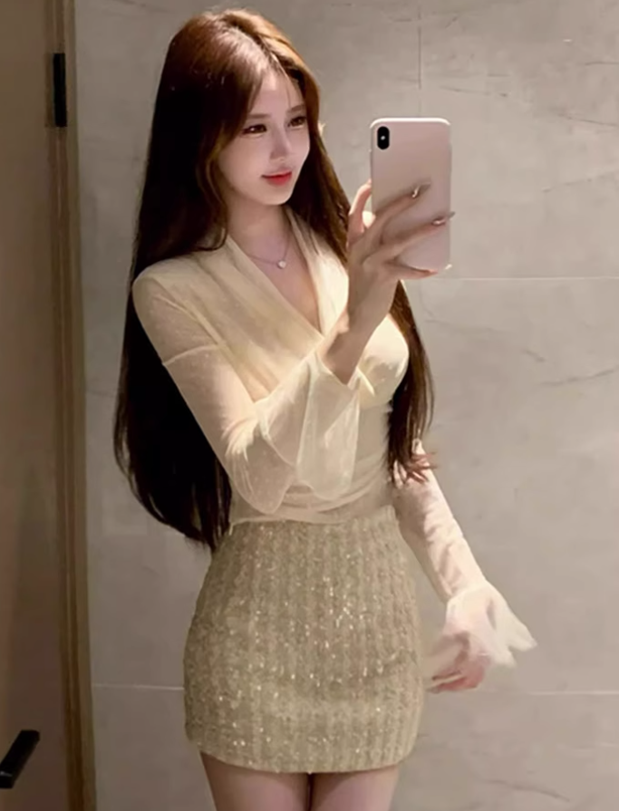 Pure desire style V-neck short trumpet sleeve top 2025 large size Xiaoxiang skirt suit R1369